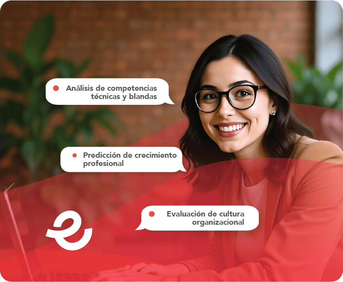 Joven mujer sonriendo trabajando en laptop